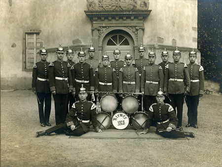 Das Trommler- und Pfeiferkorps der Weilburger Bürgergarde bei der Weilburger Kirmes 1928, undatiert