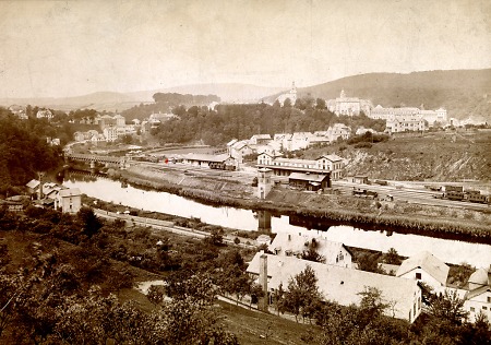 Stadtansicht von Weilburg mit Bahnhof und Schloss, um 1900