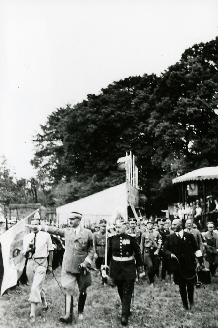 Minister Rust und Hauptmann Friedrich Brinkmann in Weilburg, vermutlich anlässlich einer Kirmes, 1936