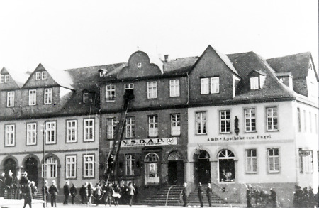 Die Freiwillige Feuerwehr Weilburg bei einer Übung zum 50-jährigen Jubiläum am Haus der NSDAP-Kreisleitung, August 1934