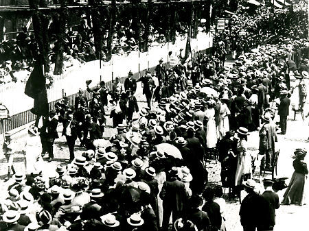 Festzug des Gesangvereins Weilburg mit Zuschauern, 1920er Jahre