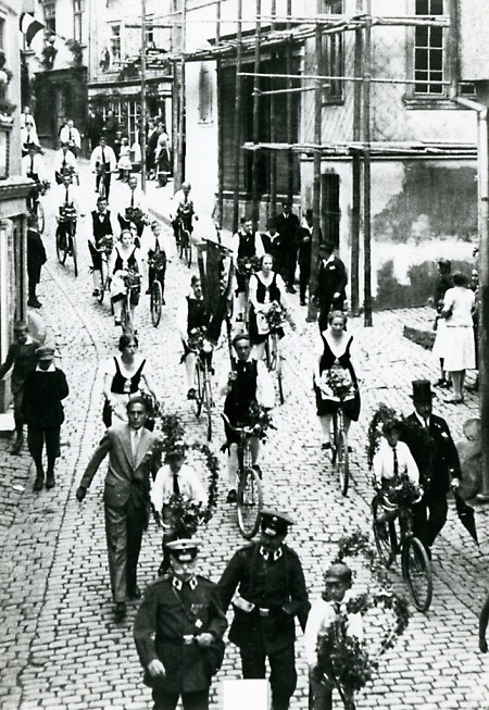 Festzug durch Weilburgs Straßen, vermutlich zum Stadtjubiläum, 1906