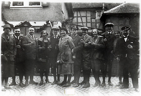 Gruppenaufnahme von Frauen und Männern des Radfahrvereins Weilburg, 1920er Jahre