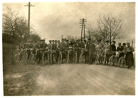 Der Radfahrer-Verein Weilburg von 1891 bei einem Ausflug, 1910er Jahre