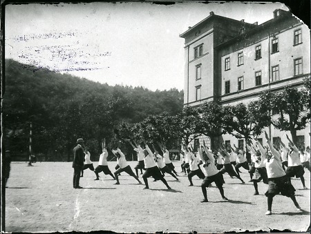 Turnvorführung von jungen Frauen in Weilburg, 1920er Jahre