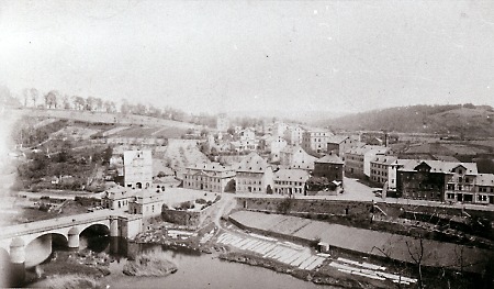 Eine Stadtansicht von Weilburg mit der Steinernen Brücke, 1890er Jahre