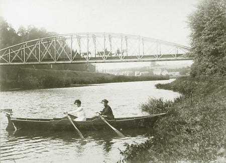Ruderinnen auf der Lahn in Weilburg, um 1912