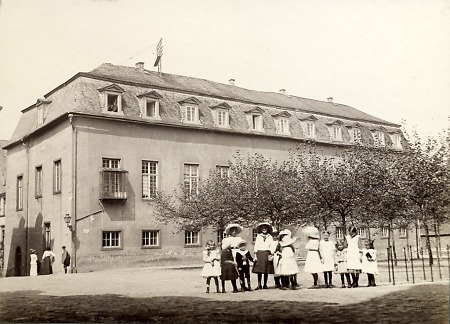 Das Weilburger Kanzleigebäude mit Lindenbäumen, um 1912