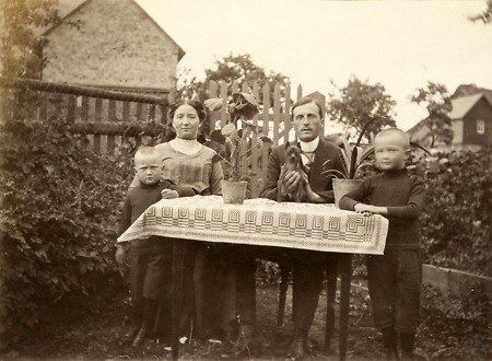 Weilburger Lehrer mit seiner Familie im Garten, 1913/1914