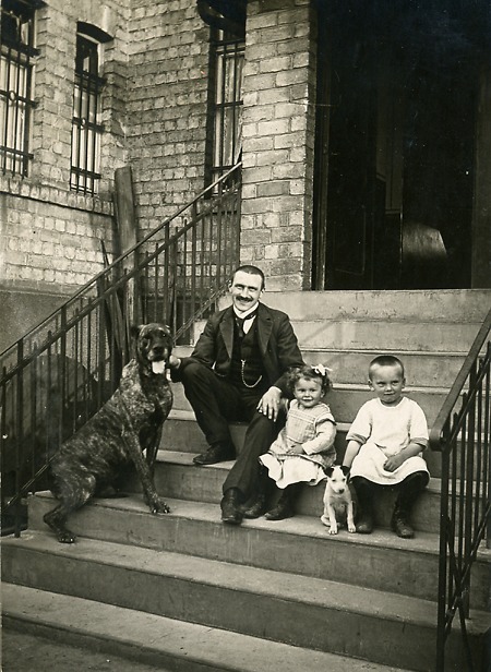 Vater mit seinen Kindern in Biskirchen, 1914
