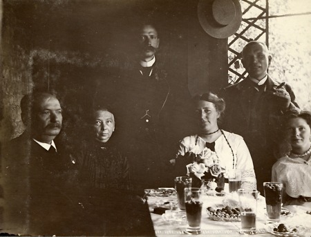Geselligkeit bei Erdbeerbowle, 1914