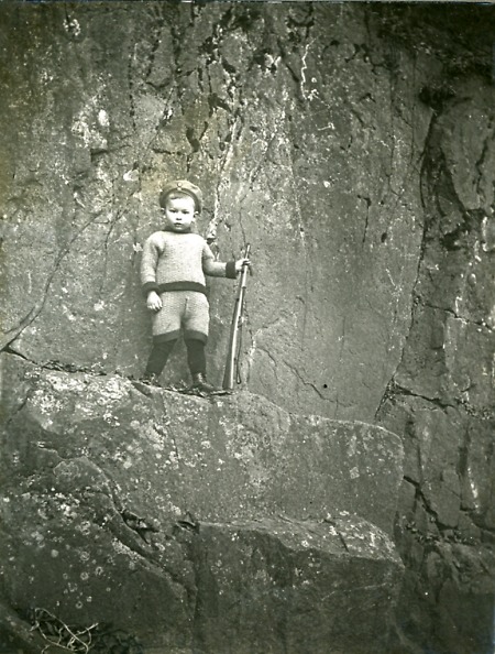 Kleines Kind mit Gewehr, vermutlich in der Nähe von Weilburg, 1914