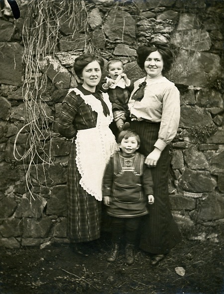 Zwei junge Frauen mit einem Kleinkind, vermutlich in Weilburg, 1915-1916