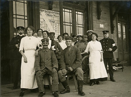 Gruppe von Soldaten und Krankenschwestern am Bahnhof von Weilburg?, 1914