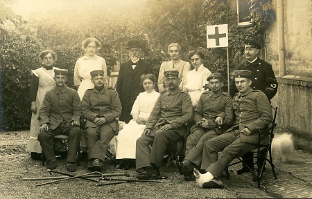 Verwundete Soldaten mit Krankenschwestern, 1914