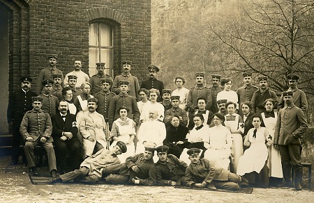 Gruppenaufnahmen von verwundeten Soldaten mit Krankenschwestern und Sanitätern, 1914