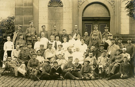 Verwundete Soldaten mit Krankenschwestern, 1914