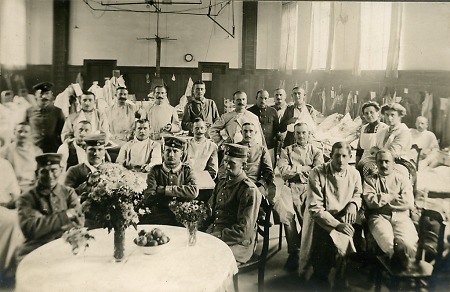 Turnhalle als Lazarett im Ersten Weltkrieg, 1914