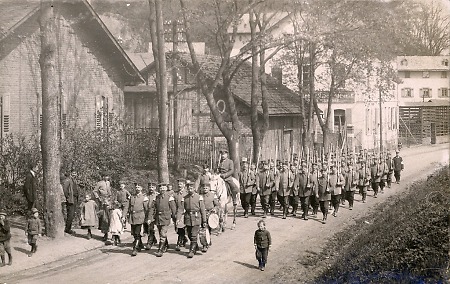 Parade von Soldaten während des Ersten Weltkriegs, vermutlich in Weilburg, 1914