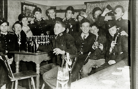 Die Mitglieder der Bauerbacher Feuerwehr beim Umtrunk in der Gastwirtschaft, 1950