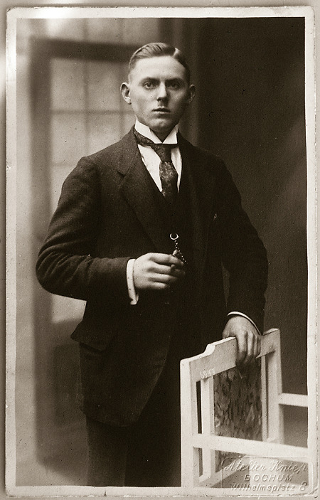 Junger Mann aus Bauerbach während seiner Zeit als Zechenarbeiter in Bochum, 9. März 1921
