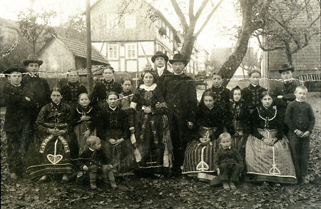 Hochzeitsgesellschaft in Bauerbach, 6. Oktober 1915