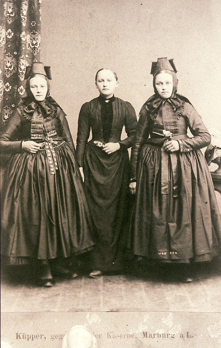Drei Schwestern aus Bauerbach, zwischen 1896 und 1904