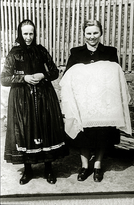 Frau aus Bauerbach und Hebamme mit dem Säugling auf dem Arm, 1950