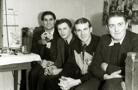 Vier junge Männer in der Knechtkammer eines Hofes in Bauerbach, 1952