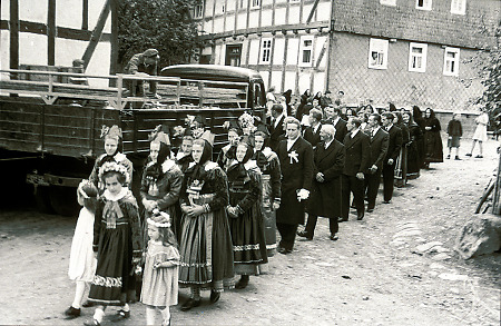 Hochzeitszug in Bauerbach, 1951