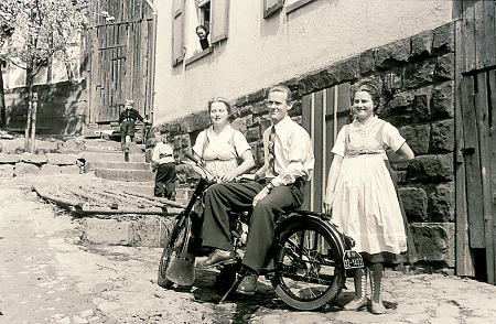 Junger Mann aus Bauerbach auf seiner Triumph mit seinen Schwestern 1950, undatiert