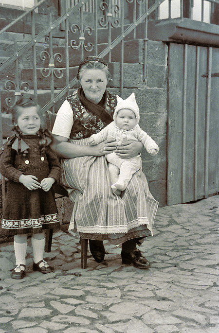 Frau aus Bauerbach in Marburger Tracht mit zwei Kleinkindern, 1957