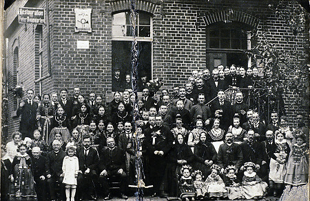 Hochzeitsgesellschaft im Bauerbach, 1919