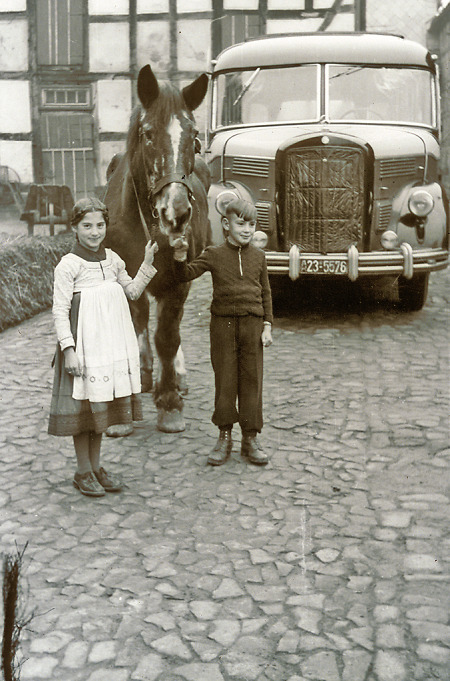 Kinder mit dem Arbeitspferd auf einem Hof in Bauerbach, 1952