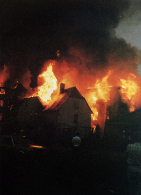 Haushohe Flammen und brennende Häuser bei der Brandkatastrophe von Herborn, 7. Juli 1987