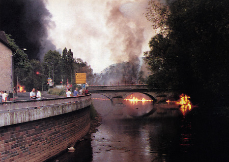 Die brennende Dill bei der Brandkatastrophe von Herborn, 7. Juli 1987