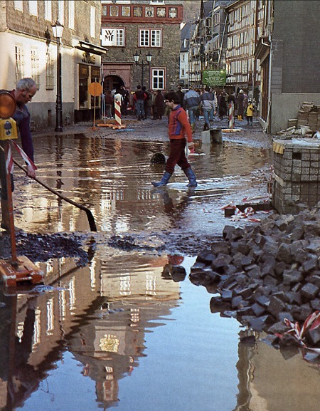 Ablaufendes Hochwasser in der Herborner Innenstadt, 1984