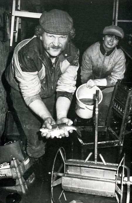 Herborner mit einem durch das starke Hochwasser in den Keller geratenen Fisch, 1984