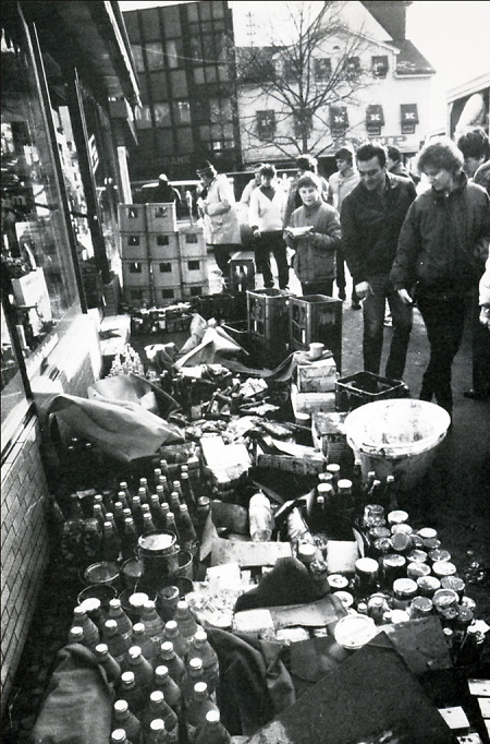 Zum Trocknen aufgestellte Waren eines Reformhauses beim Hochwasser in Herborn, 1984