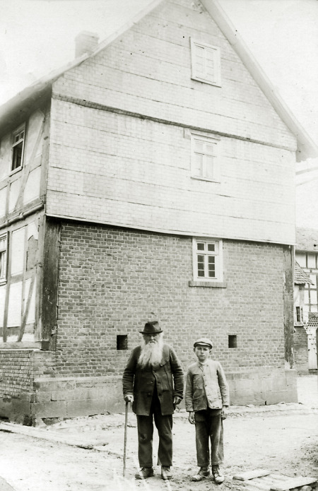 Der Bürgermeister von Röddenau mit Enkel (?), um 1920