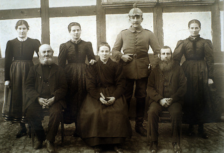 Familie in Röddenau in Sonntagskleidung, um 1915
