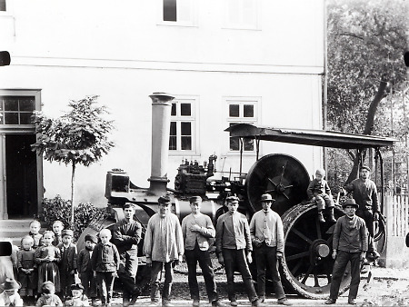 Dampfwalze vor dem Pfarrhof in Röddenau, um 1910