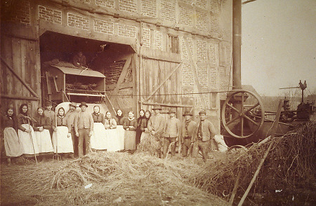 Die Dreschmaschine beim Einsatz in der Röddenauer Pfarrscheune, um 1910