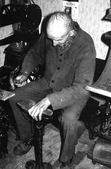Ein Röddenauer Schuhmacher in seiner Werkstatt, um 1970