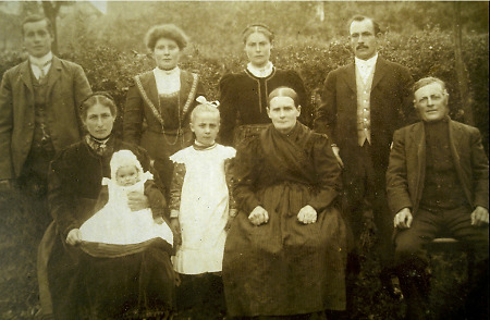 Familie aus Röddenau, um 1908