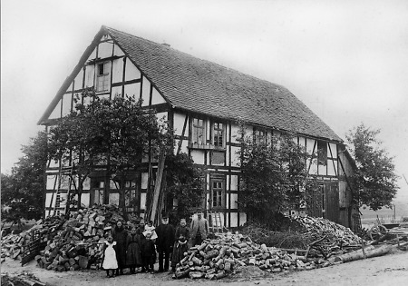 Familie vor ihrem Haus in Röddenau, um 1910