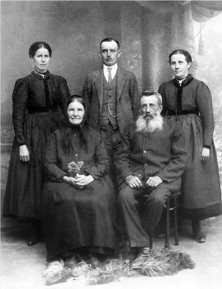 Ehepaar aus Röddenau mit drei erwachsenen Kindern, um 1922