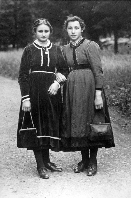 Zwei junge Frauen aus Röddenau, um 1919