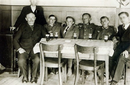 Zusammenkunft mit Freunden beim Heimaturlaub in Röddenau, um 1942