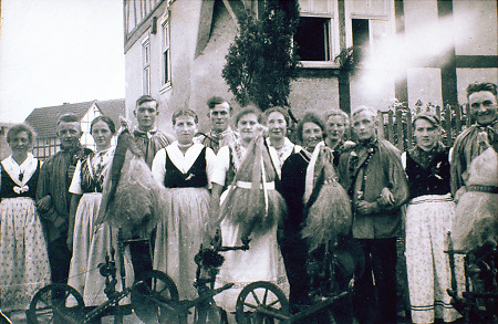 Trachtengruppe aus Röddenau während des Erntedankfestes, 1935